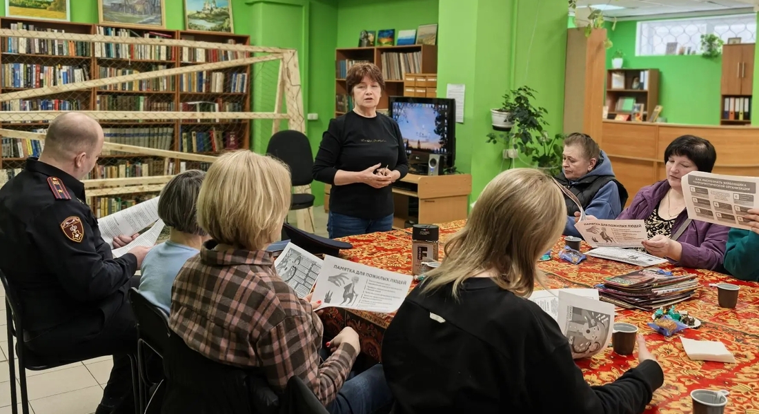 Совместная профилактическая беседа Дома‑музея С. Д. Дрожжина и правоохранительных органов с социальными работниками посёлка Новозавидовский Совместная профилактическая беседа Дома‑музея С. Д. Дрожжина и правоохранительных органов с социальными работниками посёлка Новозавидовский