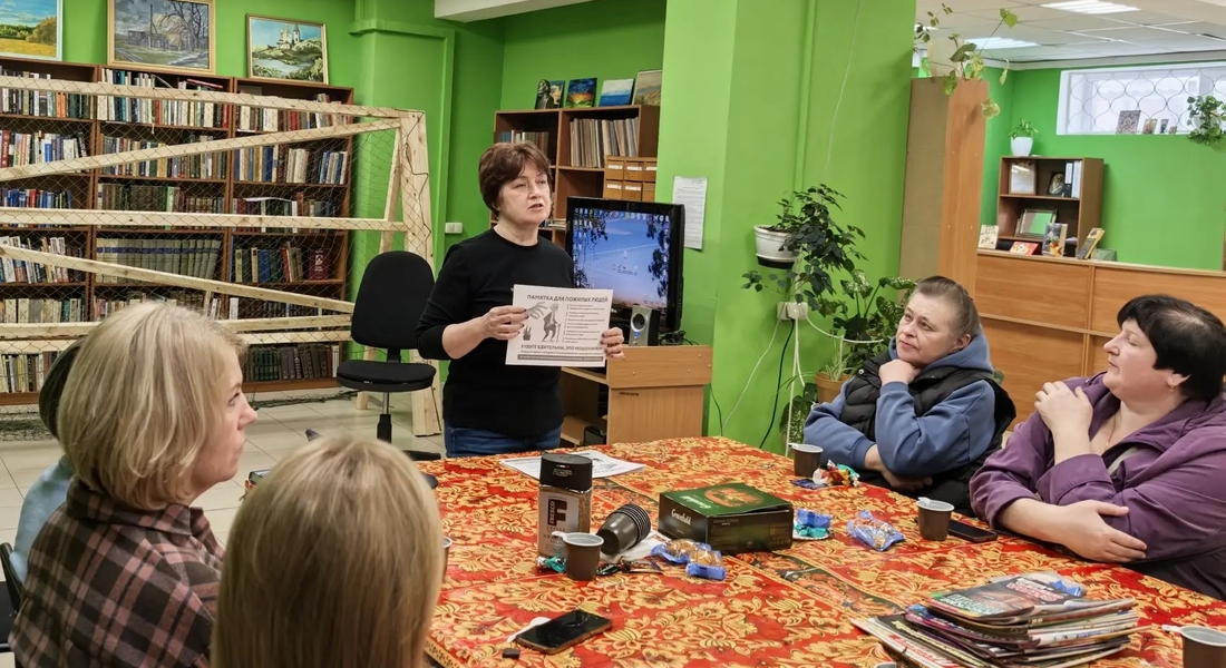 Совместная профилактическая беседа Дома‑музея С. Д. Дрожжина и правоохранительных органов с социальными работниками посёлка Новозавидовский Совместная профилактическая беседа Дома‑музея С. Д. Дрожжина и правоохранительных органов с социальными работниками посёлка Новозавидовский