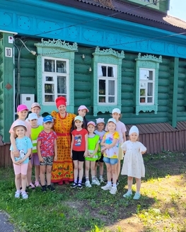 Ребята из детского лагеря пришли в гости к хозяйке избы Мороновых Дома-музея М. И. Калинина